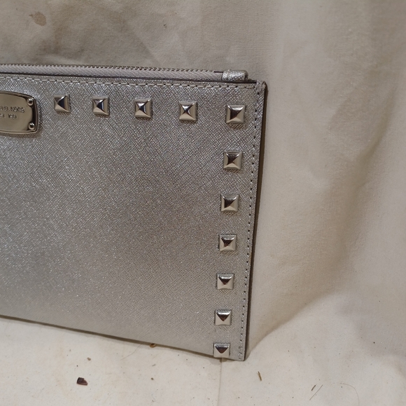 Michael kors wristlet - Picture 4 of 9